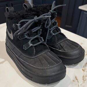 Nike Kids Black Winter Boots / hi top sneakers